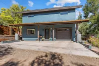 Hot tub, Mnt. Views, A/C, Downtown -  Eco Chalet!