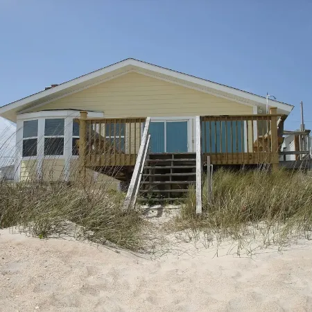Cozy oceanfront beach house, only a few minutes from downtown & pet friendly