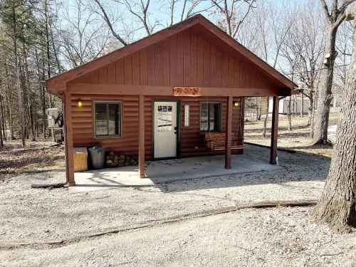 Owls Nest cabin with hot tub near Pomme de Terre lake!