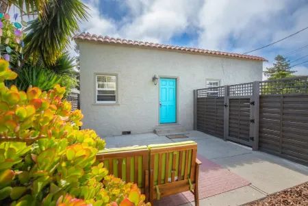 Stunning Seabright Cottage: Walk to the Beach & Boardwalk