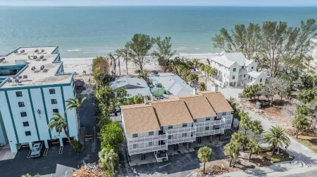 Beautiful 2/1 Top Floor luxury Condo on Indian Rocks Beach Отели в г. Indian Rocks Beach