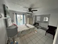 50’ dock on Vaca Cut, deep wide unlimited dockage. Hotels in Marathon