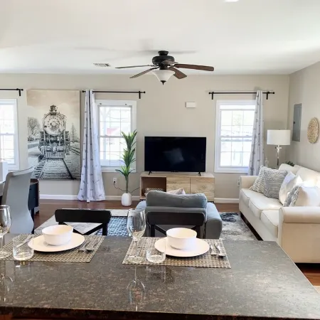Executive Apt, a short walk to NYC train. King Bed. Free Parking. Central AC.