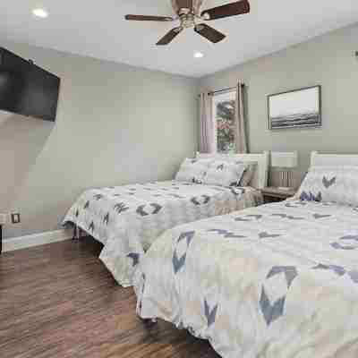 Candlewood Lakefront 3bd/ 2 bath house w/ 180 degree views! Rooms