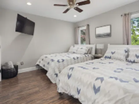 Candlewood Lakefront 3bd/ 2 bath house w/ 180 degree views! โรงแรมในแดนเบอรี