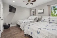 Candlewood Lakefront 3bd/ 2 bath house w/ 180 degree views!