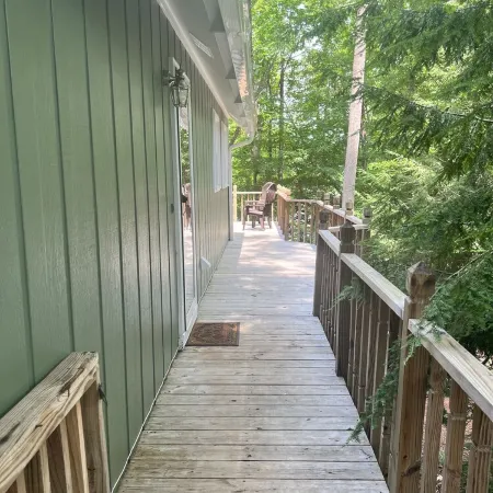 Lakefront Escape close to Clemson and Seneca