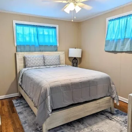 Cozy, Spacious, Great Location to amenities