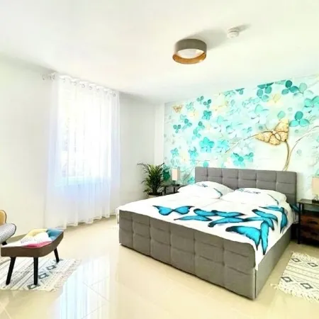 "My Apartment" Flowers with fireplace for up to 10 people
