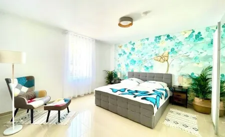 "My Apartment" Flowers with fireplace for up to 10 people