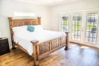 Modern Farmhouse on 7 acres w/pool, hot tub. Access Denton, pilot point, Celina,