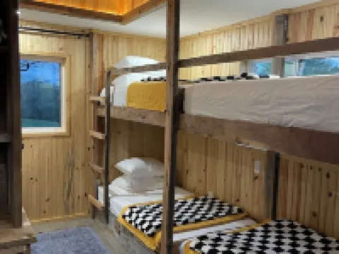 Family style cabin with pond and orchard near the Buffalo National River 瑟西縣酒店