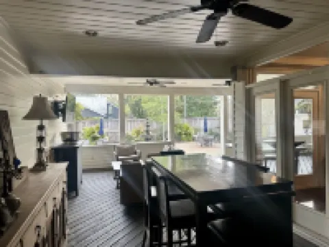 2Br w/Indoor Jacuzzi, and Only One Block from Downtown! the Art House