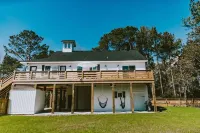 NEW BUILD, Modern coastal home. 10 min walk to beach and sound! Hotels in Kill Devil Hills