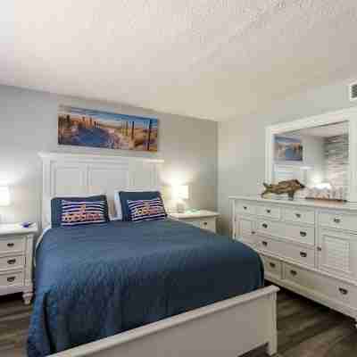 Beach Escape - 2 Bedroom Condo, steps to the beach. Rooms