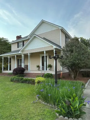 Spacious family home minutes from public boat launch, shopping and hospitals.