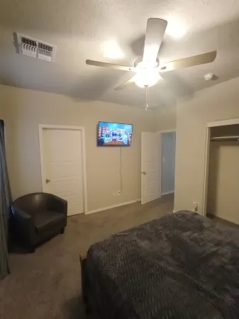 New clean safe place to stay  25 minutes from Albuquerque. Отели в г. Валенсия