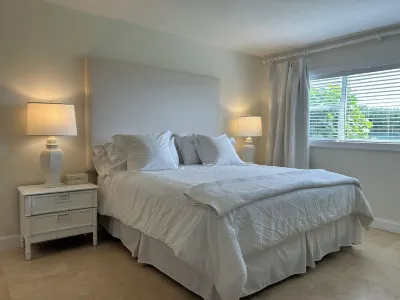 Steps to the beach--Beautifully newly renovated 2/2 condo N. Hutchinson Island Pepper Park Beach附近的飯店