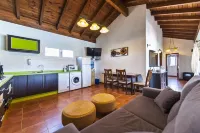 Ideal villa for relaxation, with pool and whirlpool, good views of the mountains