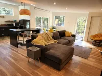 Spacious new guest house in the pines (sunshine and trails)