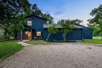 Wine Trail Retreat w/ Fire Pit, Grill, Plunge, Walk to Downtown!