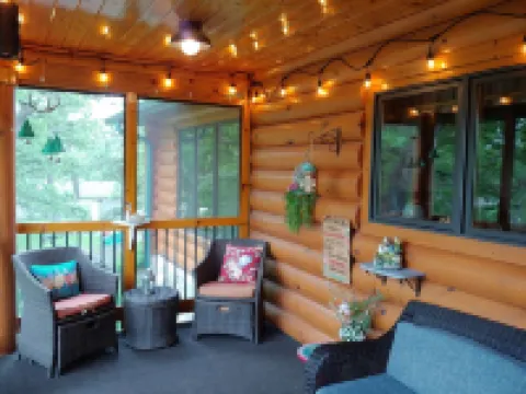 Cozy Lakefront Log Home. Hot Tub, Kayak, Yard Toys, Game Room. Pontoon for Rent. Hoteles en Albert Lea