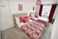 Sleeps 12 | Family + Event Space Near Manchester City Center with Hot Tub