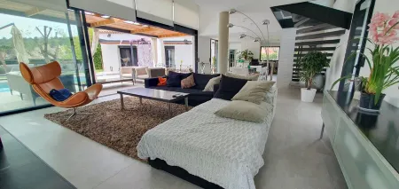 Beautiful modern villa with swimming pool and jacuzzi in absolute calme Отели рядом с достопримечательностью «EURECOM»