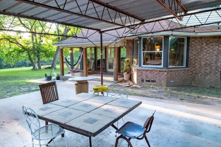 Skylight Ranch - Spacious Getaway