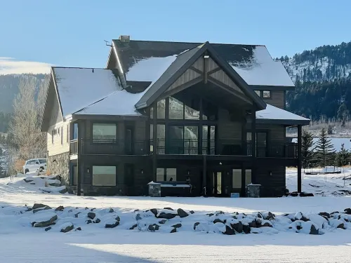 New Luxurious waterfront cabin on Henry's Lake. 26 minutes to West Yellowstone