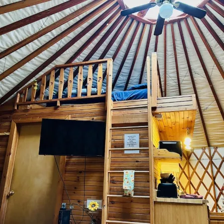 GLAMPING YURT. Sleeps 4, HOT TUB, Pellet Stove