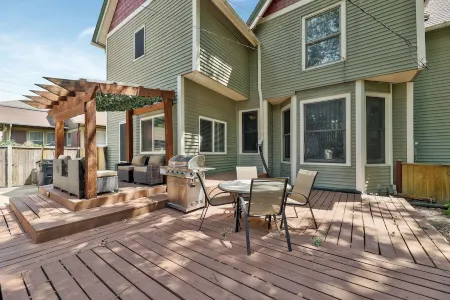 Home by the river, 5 Bedrooms, 5-minute walk to Children Museum, POOL TABLE! Отели рядом с достопримечательностью «The Keeper of the Plains»