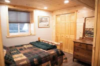 Bright & quiet cabin near mountain attractions