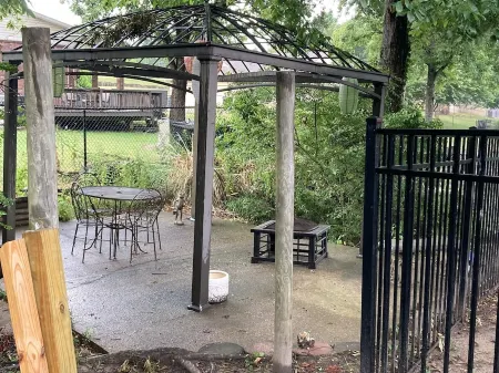 Come and enjoy this 2 bedroom apartment on lake Hamilton ! Sit outside on deck