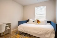 Modern 4 bdr with King size bed Patio and Late Checkout!