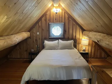 Yellow Banks Log Cabin With Waterfront Views