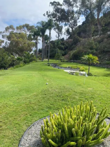 Hamilton Cove 2-bedroom condo with golf car & A/C in pleasant Catalina Island