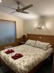 Shadybrook alpine cottage one bedroom No 3 in gardens adjoining the Ovens River