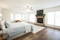 The Shepherd's Lodge at Addis Acres /4BR/3BA/ newly renovated/pond/firepit/deck