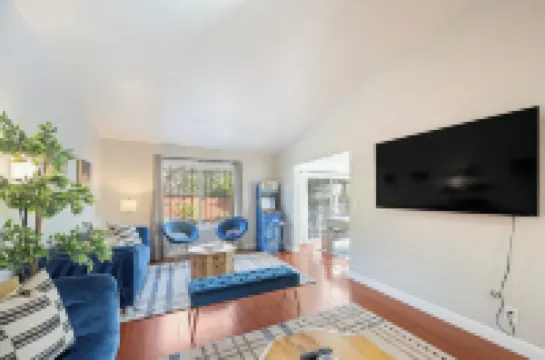 Spacious & Central. Pool Table & Ping Pong. 6 TVS. Balcony. Garage. Wifi Hotels in Union City