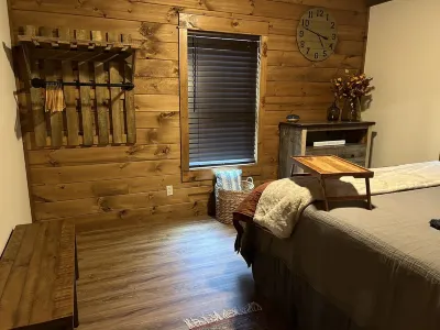 Knotty Pine cabin, Couples Retreat w/ Hot TubAnd Patio Gas log Fireplace.