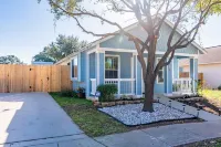 Downtown Home with scenic patio Hotels in West San Antonio