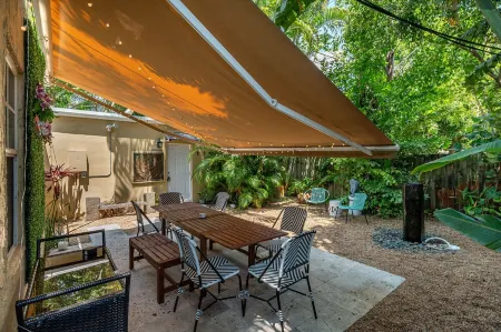 Chic Palm Beach Cove Guesthouse with Zen Garden