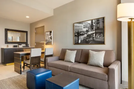 Embassy Suites Syracuse Destiny USA Отели рядом с достопримечательностью «The Oncenter»