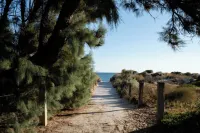Cosy, fully-renovated apartment with ocean views and 1-minute walk to the beach
