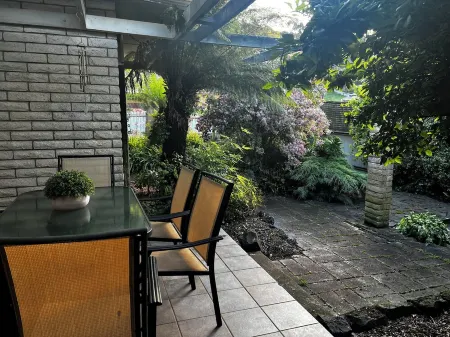 MOUNTVIEW residence is a gorgeous renovated house at the bottom of Mount Leura. Отели в г. Кэмпердаун