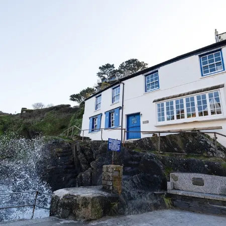 Stunning house right by the sea, spectacular far reaching sea views in Polperro