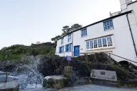 Stunning house right by the sea, spectacular far reaching sea views in Polperro