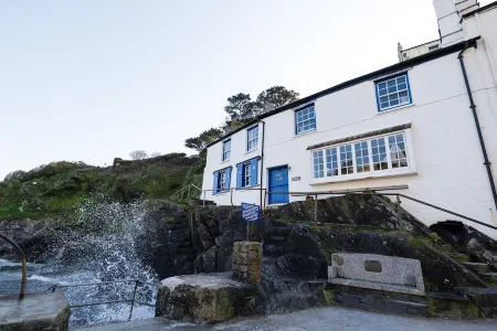 Stunning house right by the sea, spectacular far reaching sea views in Polperro