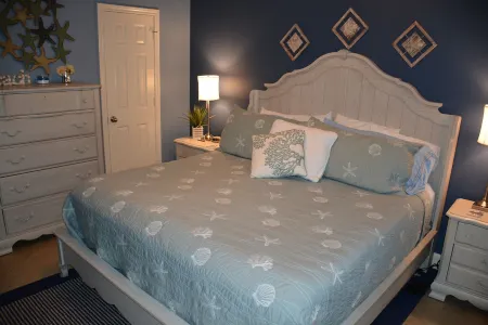 Ocean and Pool View, Beautifully furnished large, 2nd floor, 1 bedroom condo. Отели рядом с достопримечательностью «Муди Гарденс»